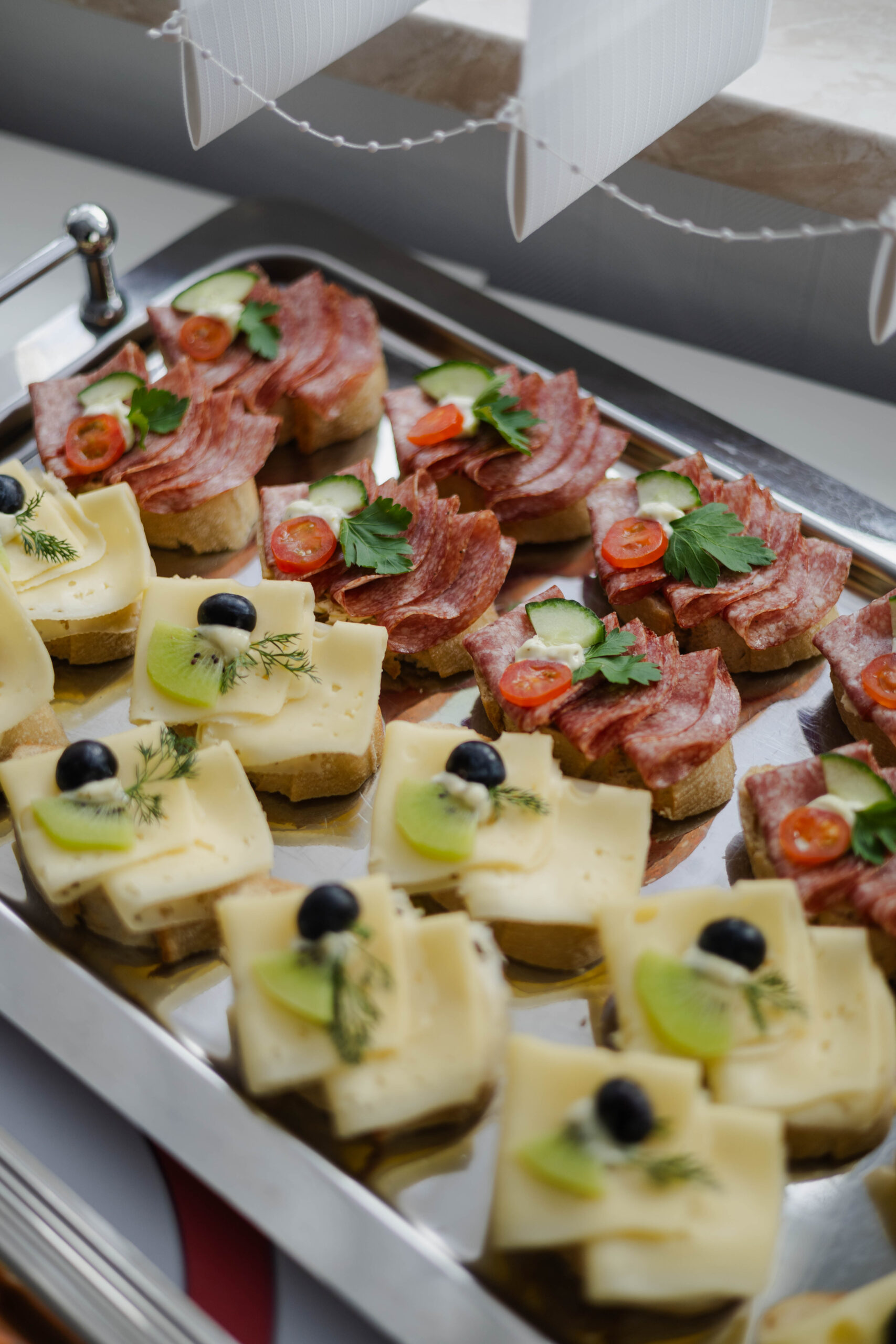 Kleine Brote mit Käse und Salami